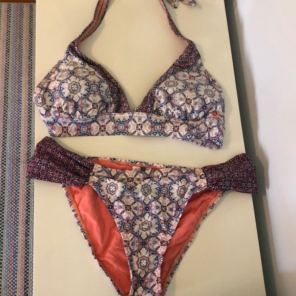 Bikini - Picture 1 of 2